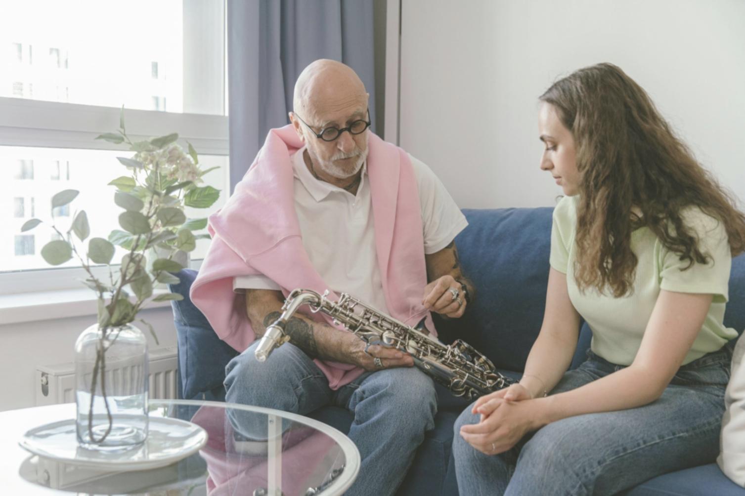 Sessione di analisi musicale con strumenti e partiture
