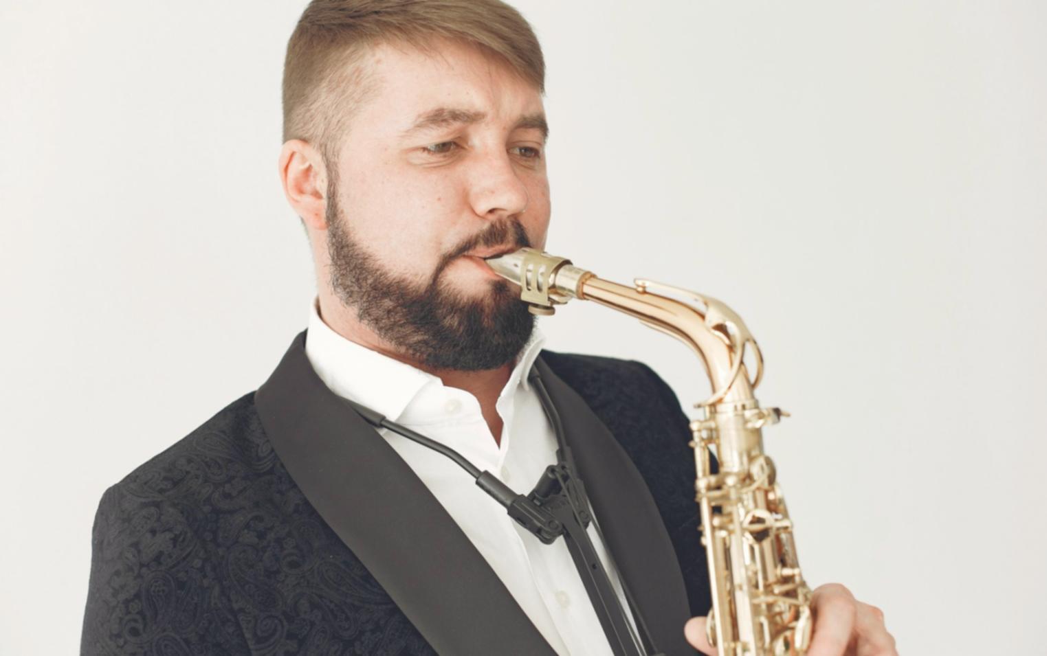 Ambiente di studio creativo con risorse didattiche musicali